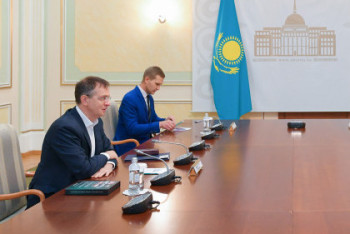 Фотография к новости: Ерлан Карин встретился с помощником президента России