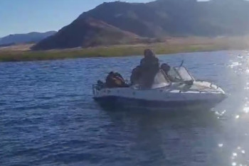 Фотография к новости: Рыбаков на заглохшей лодке спасли в Бухтарминском водохранилище