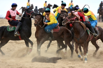 Фотография к новости: "Это брутальные мужчины на конях" - в МИД прокомментировали инцидент на Играх кочевников