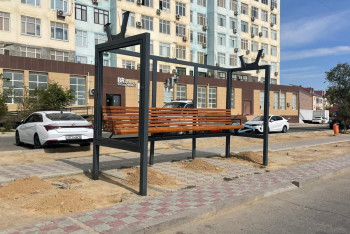 Фотография к новости: Гигантская скамейка на автобусной остановке озадачила жителей Актау