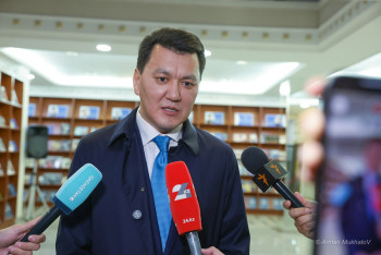 Фотография к новости: Ерлан Карин объяснил, почему приходит голосовать рано утром