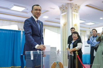 Фотография к новости: Маулен Ашимбаев отдал свой голос на референдуме по АЭС