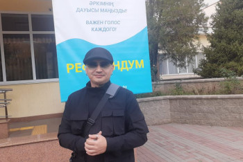 Фотография к новости: Казахстанский исполнитель Иван Бреусов проголосовал на референдуме по АЭС в Алматы