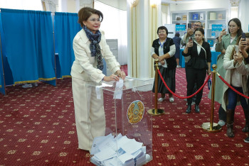 Фотография к новости: Принимается судьбоносное решение: Аида Балаева отдала голос на референдуме