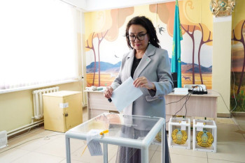 Фотография к новости: Традиционная певица Алма Аманжолова приняла участие в голосовании