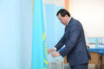 Фотография к новости: Аким Актюбинской области Асхат Шахаров проголосовал на референдуме