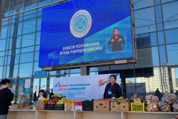 Фотография к новости: Невестка из Тайланда и пенсионер-нефтяник: кто в Актау пришёл на референдум