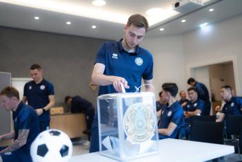 Фотография к новости: Казахстанские футболисты проголосовали в Вене перед матчем Лиги наций УЕФА