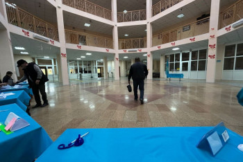 Фотография к новости: "Будем работать до семи утра": что происходит после завершения референдума