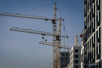 Фотография к новости: Как чиновник "заработал" на Land Rover и Lexus на проблемных стройках Астаны