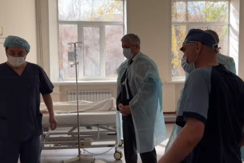 Фотография к новости: Пожары в Карагандинской области: глава региона навестил в больнице спасателей