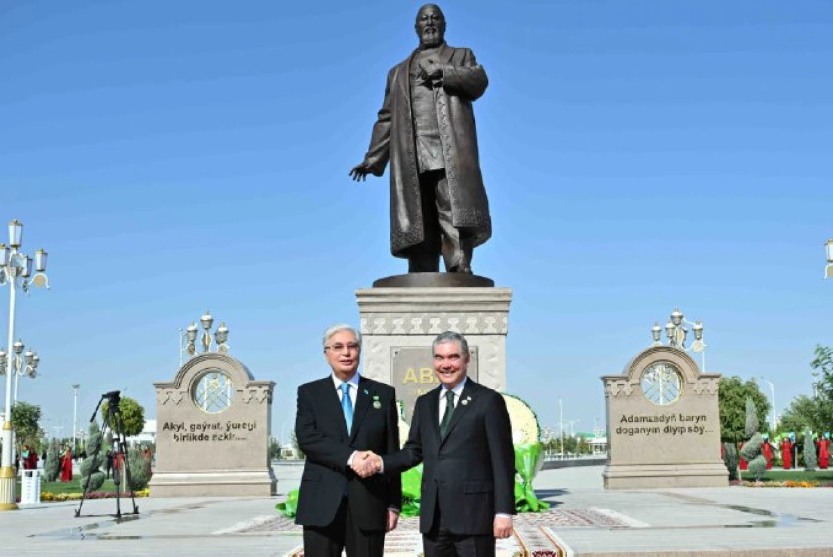 Токаев и Бердымухамедов открыли памятник Абаю в Ашхабаде