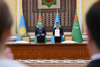 Фотография к новости: Токаев и Бердымухамедов приняли Декларацию об укреплении дружбы между Казахстаном и Туркменистаном