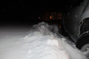 Фотография к новости: Автомобиль с людьми застрял в снегу на трассе Астана-Павлодар