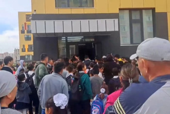 Фотография к новости: Очередная давка у входа в школу попала на видео в Актау