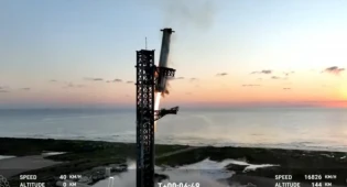 Ускоритель ракеты &quot;Старшип&quot; компании Илона Маска впервые успешно сел обратно на космодром после старта