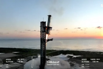 Фотография к новости: Ускоритель ракеты "Старшип" компании Илона Маска впервые успешно сел обратно на космодром после старта