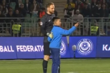 Фотография к новости: Болельщик выбежал на поле и сделал селфи во время матча Казахстан — Словения