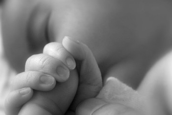 Фотография к новости: Найденный в горящем мусорном баке младенец скончался