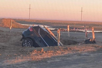 Фотография к новости: Машина провалилась в яму на трассе трассе Атырау - Индер