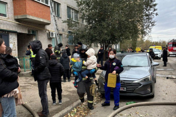 Фотография к новости: Актюбинские спасатели при пожаре спасли и эвакуировали 21 человека