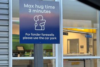 Фотография к новости: Аэропорт в Новой Зеландии ввёл ограничение по времени на прощальные объятия