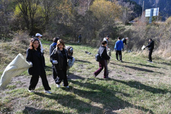 Фотография к новости: Алматинцы собрали в горах три центнера мусора