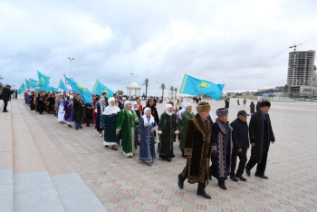Фотография к новости: В честь Дня Республики в Актау провели парад национальной одежды
