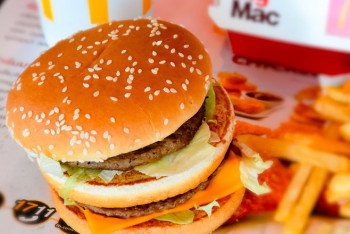 Мужчина умер в США после отравления бургером в McDonald's