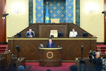 Фотография к новости: День Республики: спикер Мажилиса вручил награды от имени президента