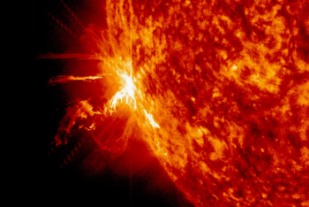 Фотография к новости: Чем грозит казахстанцам новая вспышка на Солнце