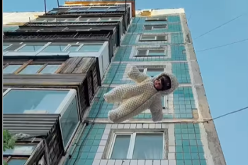 Фотография к новости: Реклама детской одежды шокировала и разозлила карагандинцев