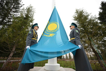 Фотография к новости: Президент принял участие в церемонии поднятия Государственного флага