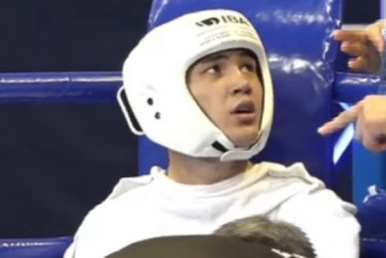 Фотография к новости: Разгром с нокдауном решил исход боя чемпиона Азии из Казахстана на молодежном ЧМ-2024 по боксу