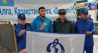 Спортсмены Ризабек Айтмухан и Асу Алмабаев вернулись на Родину после триумфа