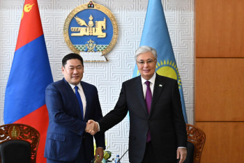 Фотография к новости: Токаев встретился с Премьер-министром Монголии