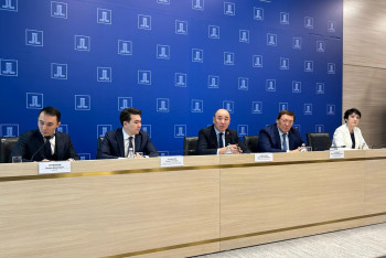 Фотография к новости: Канат Шарлапаев пообещал пересесть на автомобиль казахстанской сборки