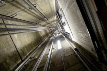 Фотография к новости: Лифт сорвался в Караганде: есть жертвы