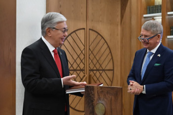 Фотография к новости: Глава наблюдательного совета Polpharma подарил президенту Казахстана книгу о его отце