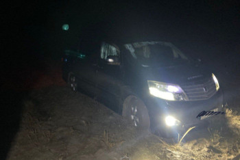 Людей из застрявшего в грязи минивэна эвакуировали спасатели