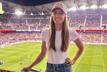 Фотография к новости: Рыбакина посетила матч Криштиану Роналду