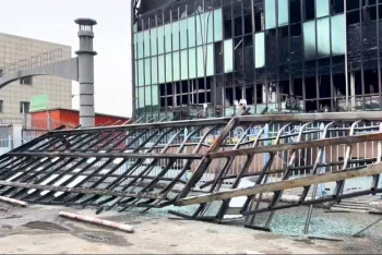 Фотография к новости: Конструкции торгового дома рухнули на автобусы в Семее