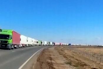 Фотография к новости: 15-километровая пробка образовалась на казахстанско-российской границе