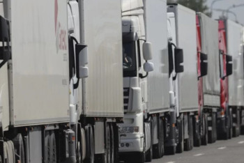 Фотография к новости: Сотни грузовиков скопились на казахстанско-российской границе