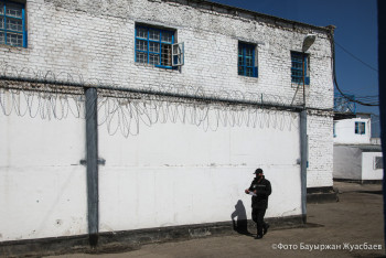 Фотография к новости: Смарт-часы по 300 тысяч: гуляющие по Костанаю осуждённые могут обойтись бюджету очень дорого
