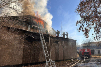 Фотография к новости: Несколько часов не могли потушить пожар в нежилом доме в Астане