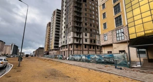 Сильный ветер повредил здания в Мангистау, два человека в больнице