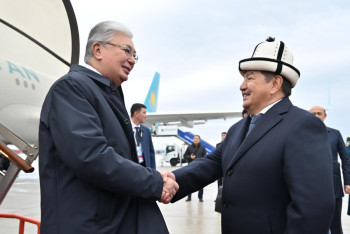 Фотография к новости: Токаев прибыл в Кыргызстан на саммит Организации тюркских государств