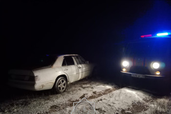 Фотография к новости: Автомобиль застрял в грязи у аэропорта Талдыкоргана