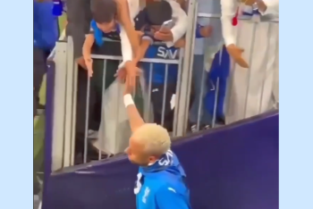 Фанат украл кольцо Неймара во время приветствия